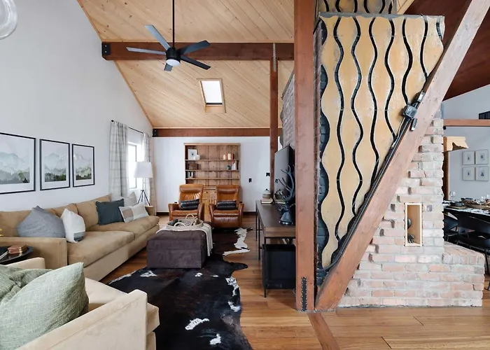 Pet-Friendly Pine Cabin With Hot Tub And Fire Pit!