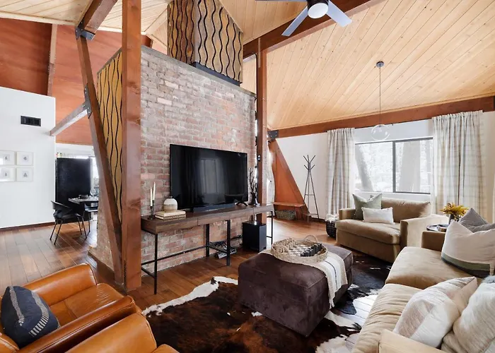 Holiday home Pet-Friendly Pine Cabin With Hot Tub And Fire Pit!
