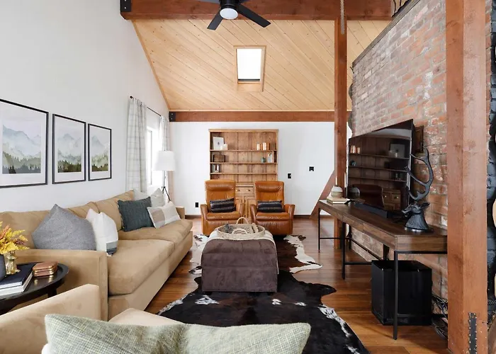 Pet-Friendly Pine Cabin With Hot Tub And Fire Pit! Holiday home