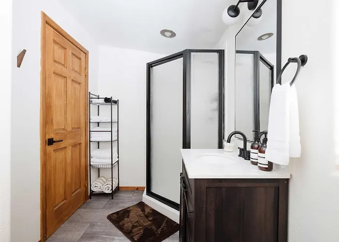 Pet-Friendly Pine Cabin With Hot Tub And Fire Pit! Holiday home