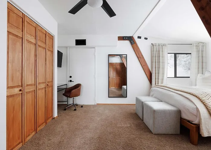 Pet-Friendly Pine Cabin With Hot Tub And Fire Pit!