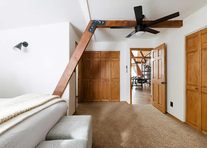 Pet-Friendly Pine Cabin With Hot Tub And Fire Pit!