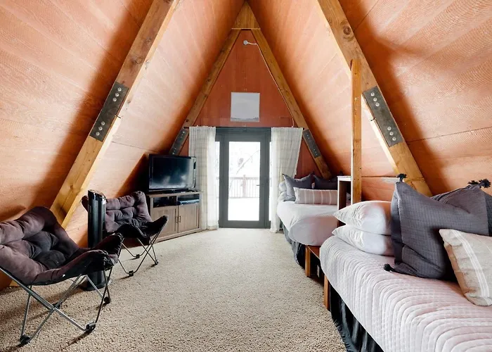 Pet-Friendly Pine Cabin With Hot Tub And Fire Pit! Holiday home Pine