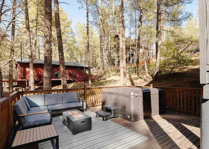 Pet-Friendly Pine Cabin With Hot Tub And Fire Pit!